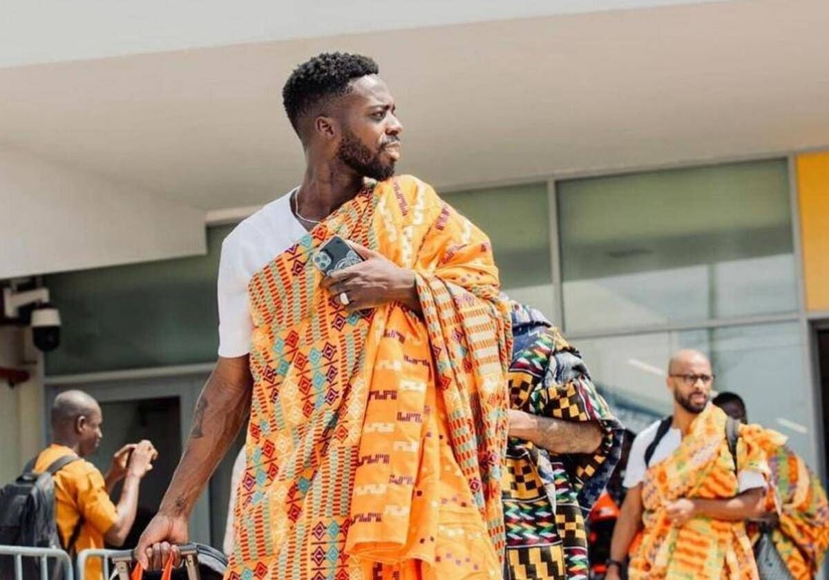 Iñaki, con un traje típico de Ghana, en la concentración de la Copa de África de 2024. 