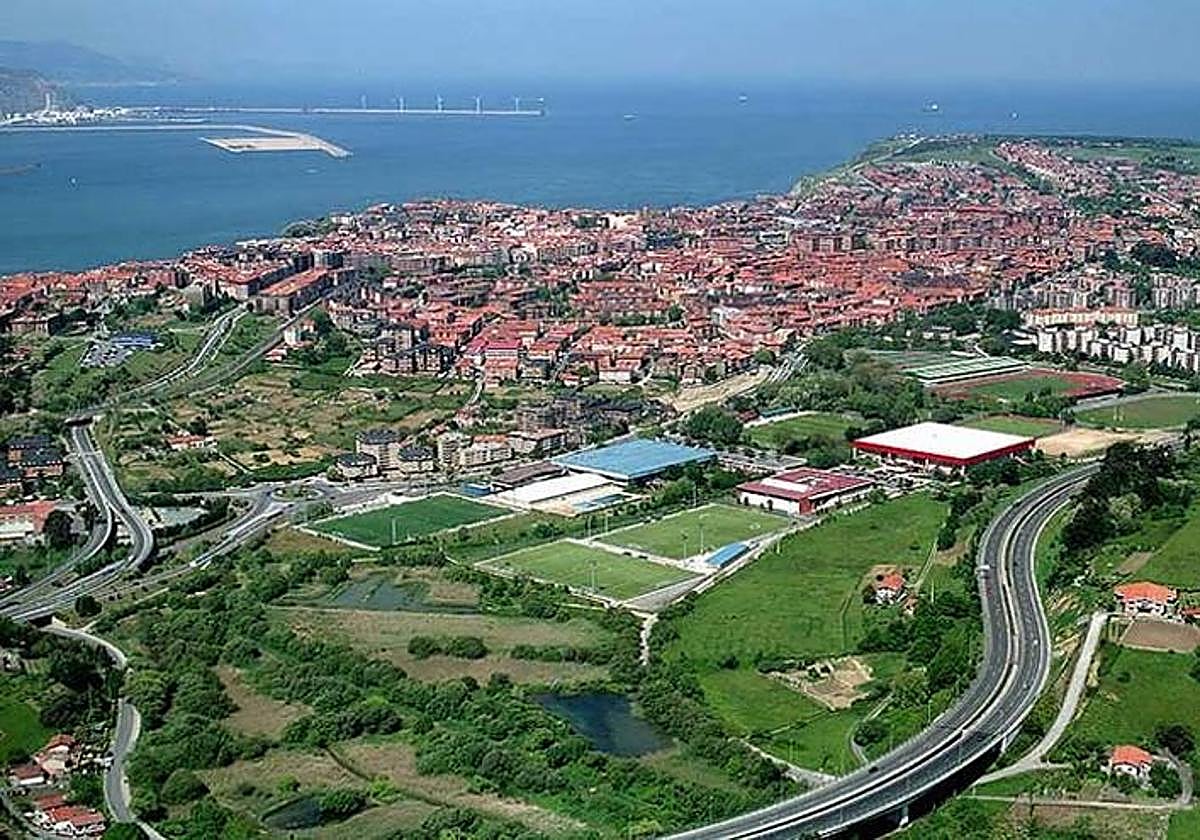 Imagen de la ciudad deportiva de Fadura sobre estas líneas, con el núcleo de Algorta al fondo