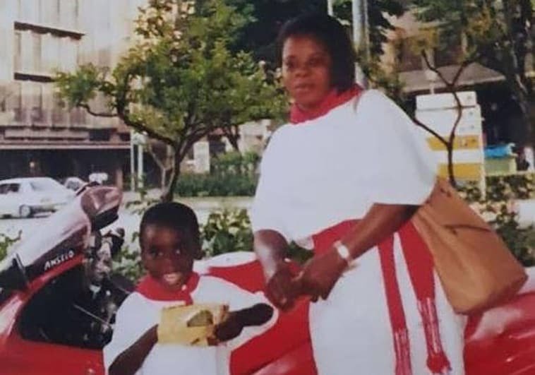 En San Fermín con su madre con el indumentaria típica de todo pamplonés. Nico, su hermano, nació en la capital navarra.