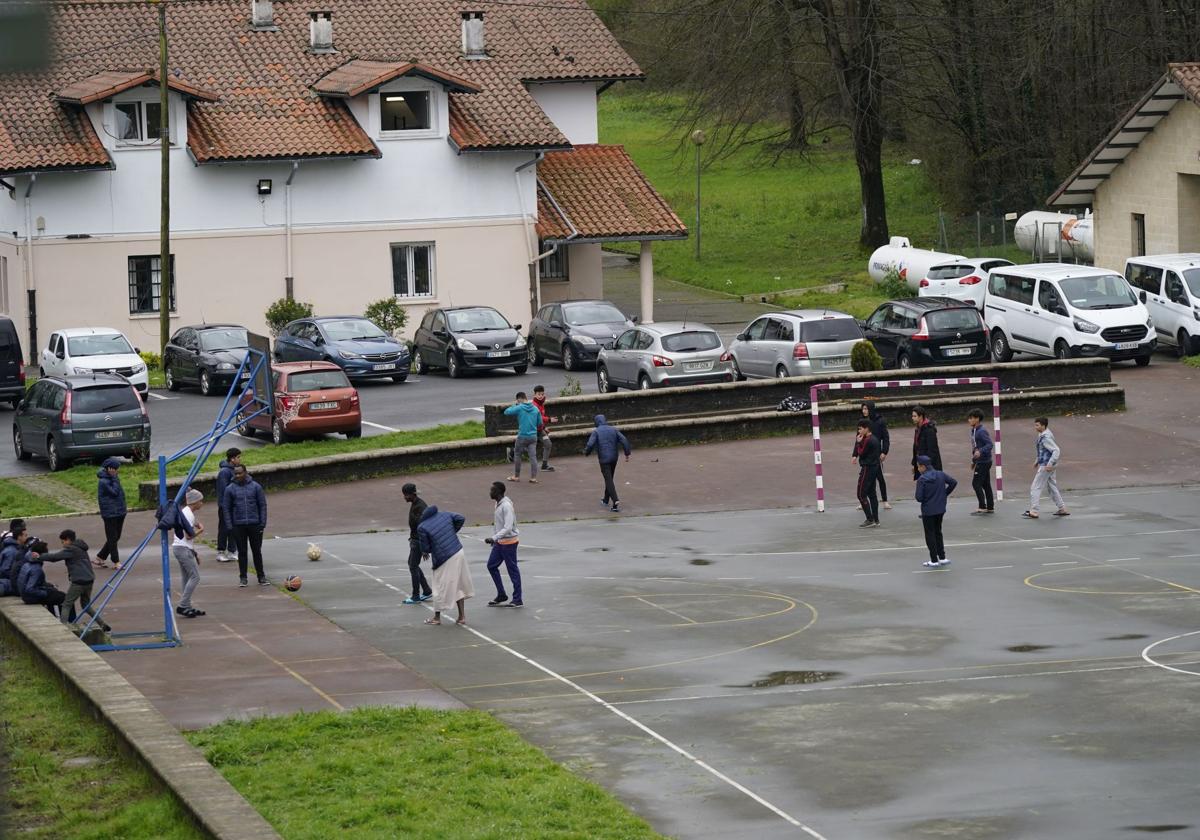 Menores migrantes en el centro de Amorebieta.