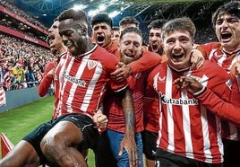 Jugadores del Athletic celebran el gol de Williams en la Copa contra el Barcelona en un San Mamés en éxtasis.