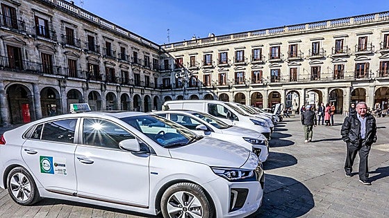 Vitoria suma ya una veintena de taxis y siete nuevos autobuses urbanos eléctricos