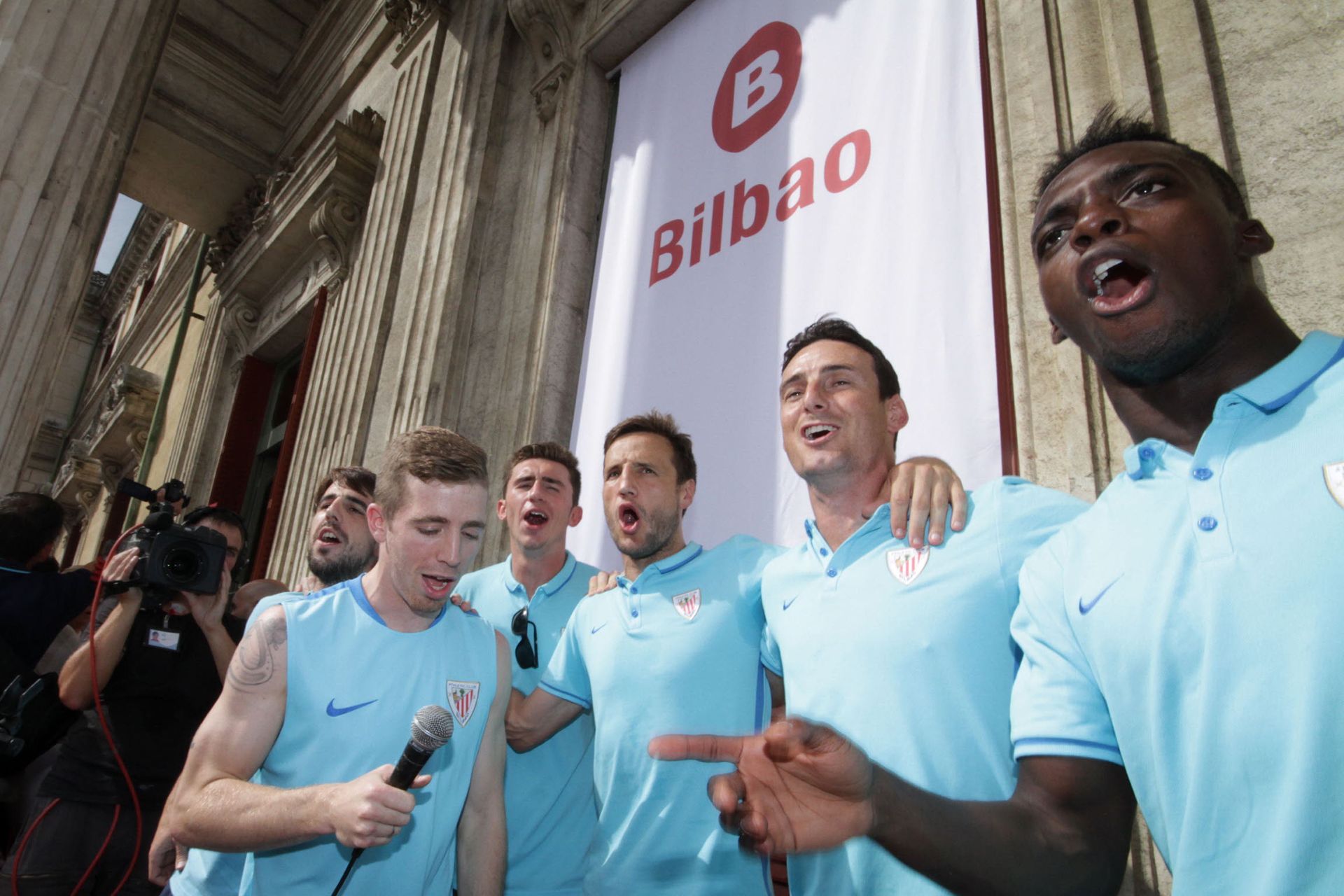 Iñaki Williams celebra su primer título con el Athletic, la Supercopa de 2015. No jugó después de lesionarse en Boise. En la imagen, con Aduriz, Gurpegui, Laporte, Beñat y Muniain. 