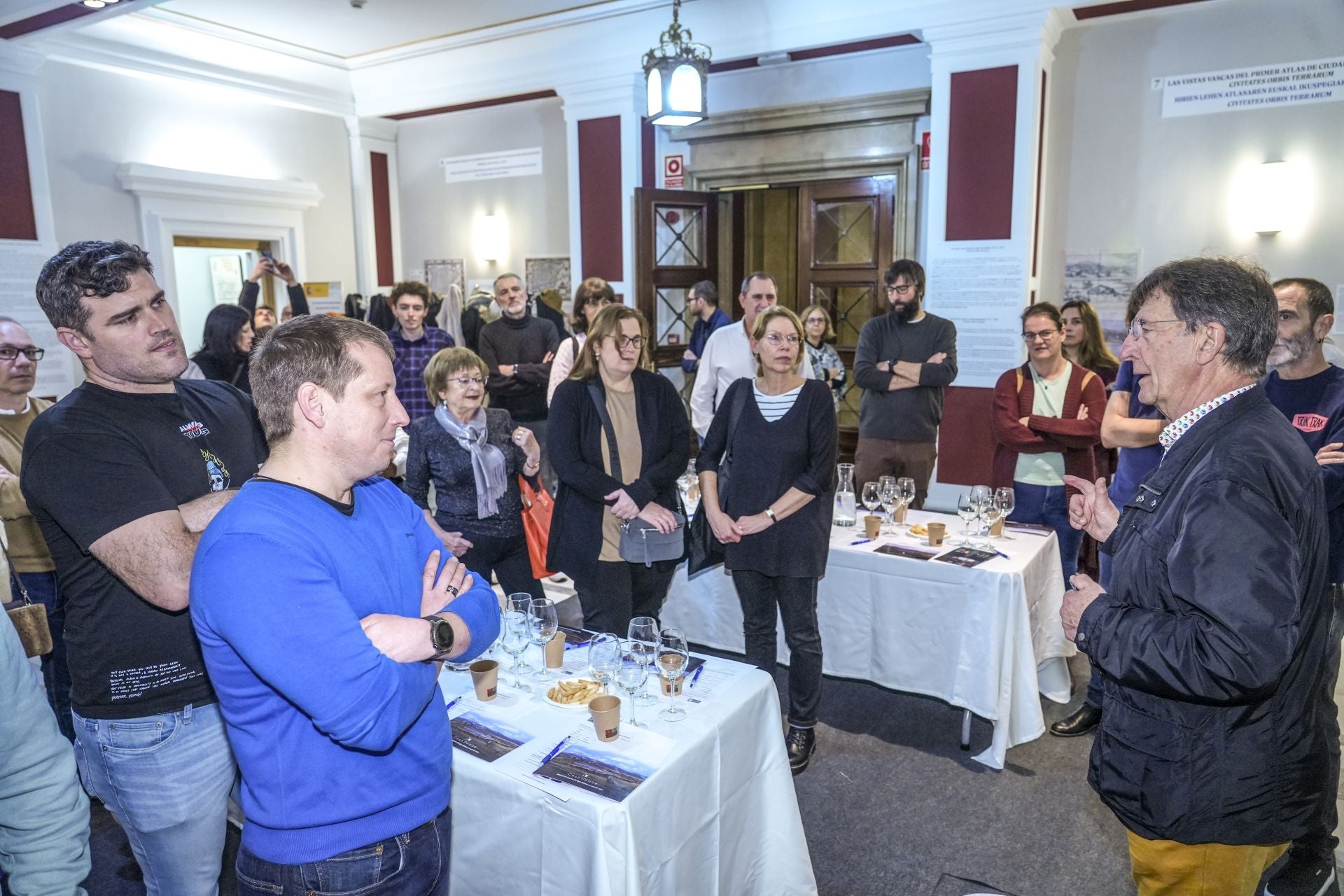 Un brindis atípico en las oficinas con más historia