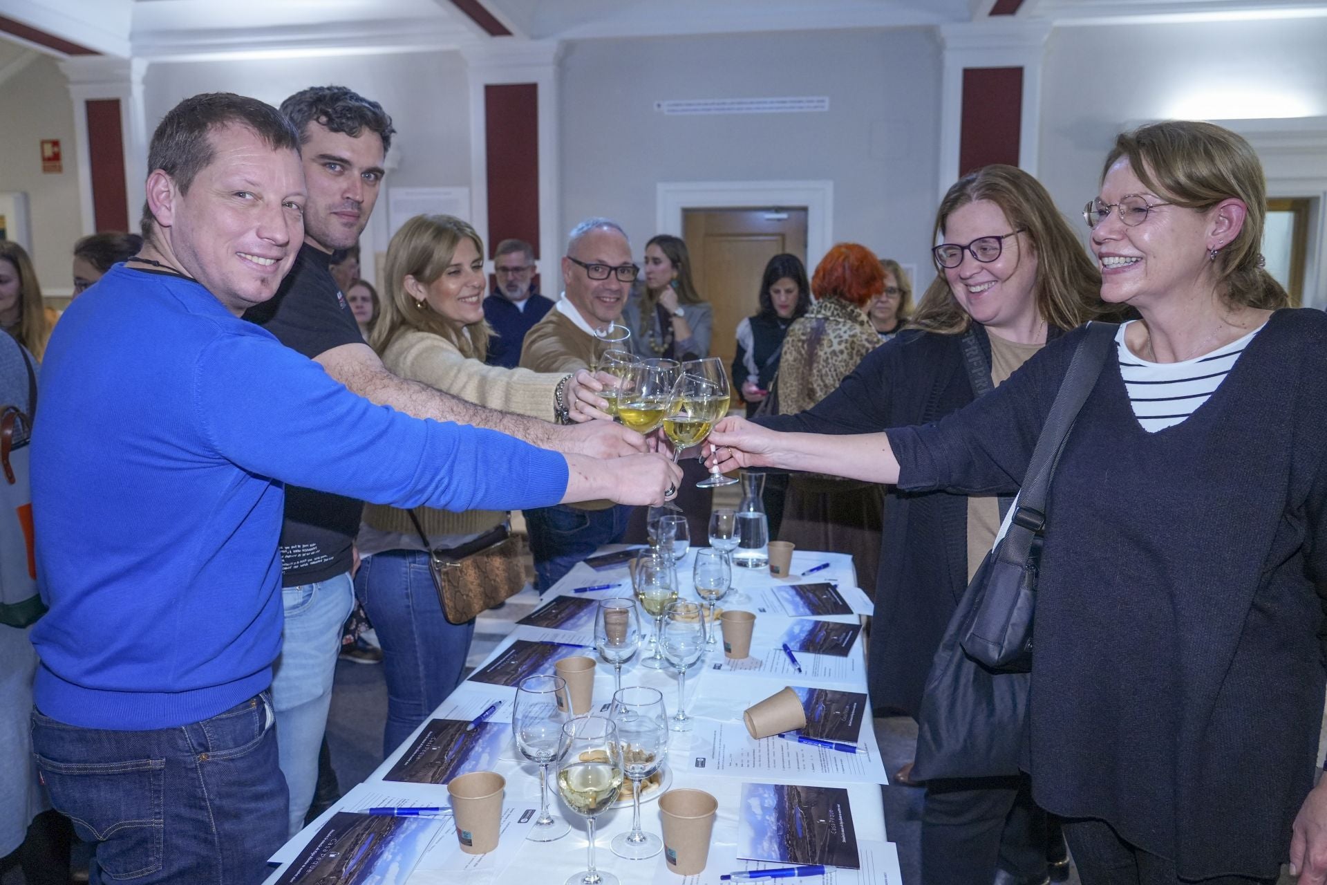 Un brindis atípico en las oficinas con más historia