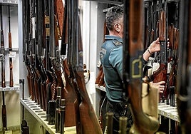 Las armas de particulares están un año en las dependencias de La Salve antes de ser achatarradas.
