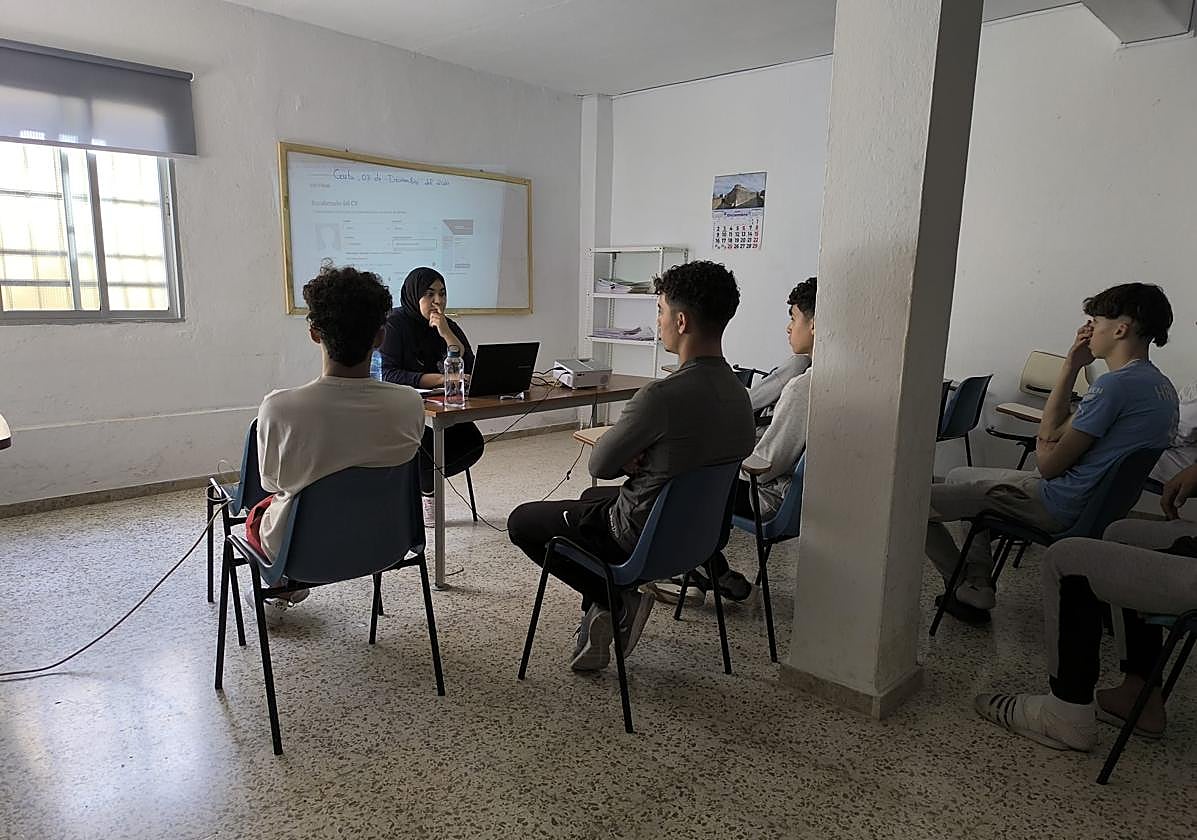 Yasmina imparte un taller de búsqueda activa de empleo a menores y chicos que han dejado de ser tutelados en la asociación Cardijin, en el barrio La Pantera de Ceuta.