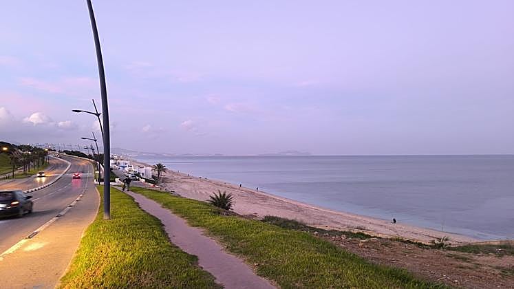 El punto desde el que los jóvenes se lanzan al mar en Marruecos, con el objetivo de llegar a nado a Ceuta.