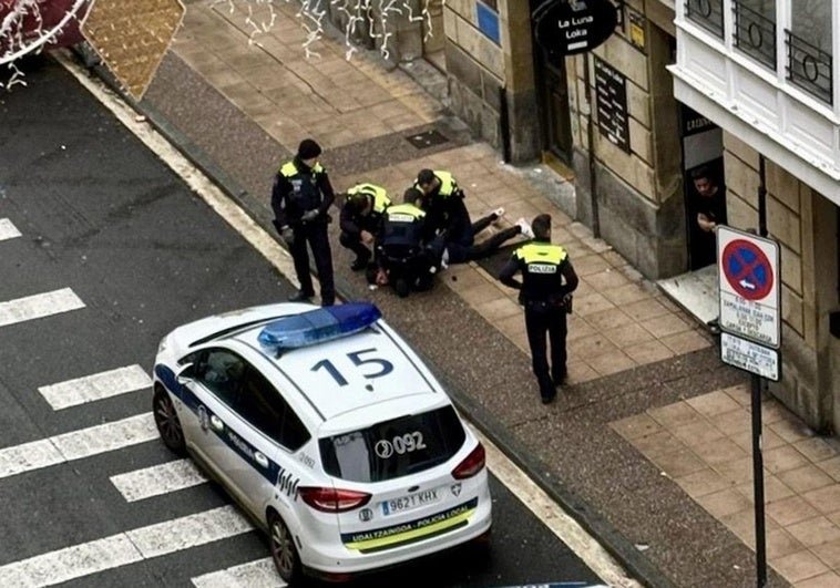 Los agentes locales reducen al sospechoso tras salir del 'after' más problemático de Vitoria.