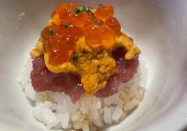 Tunicura Bowl (arroz de susi, ventresca de atún rojo desmigada, erizo de mar chileno y huevas de salmón).