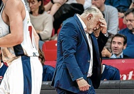 Pablo Laso, con gesto de preocupación en el partido que enfrentó al Baskonia con el Zaragoza.