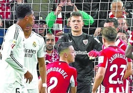 Los jugadores rojiblancos felicitan a Agirrezabala tras detener el penalti a Mbappé.