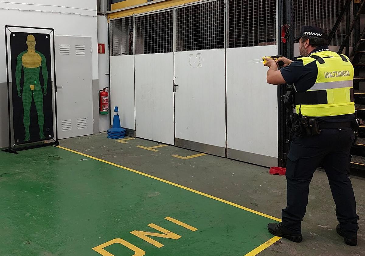 El jefe de la Unidad Operativa Especial realizando un disparo a una silueta de ensayo.