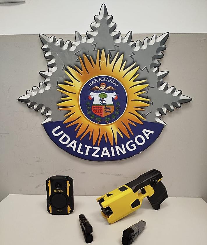 Imagen secundaria 2 - Arpones clavados en la silueta y material que compone uno de los equipos. 