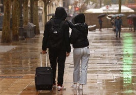 La lluvia ha hecho acto de presencia este viernes en Vitoria.