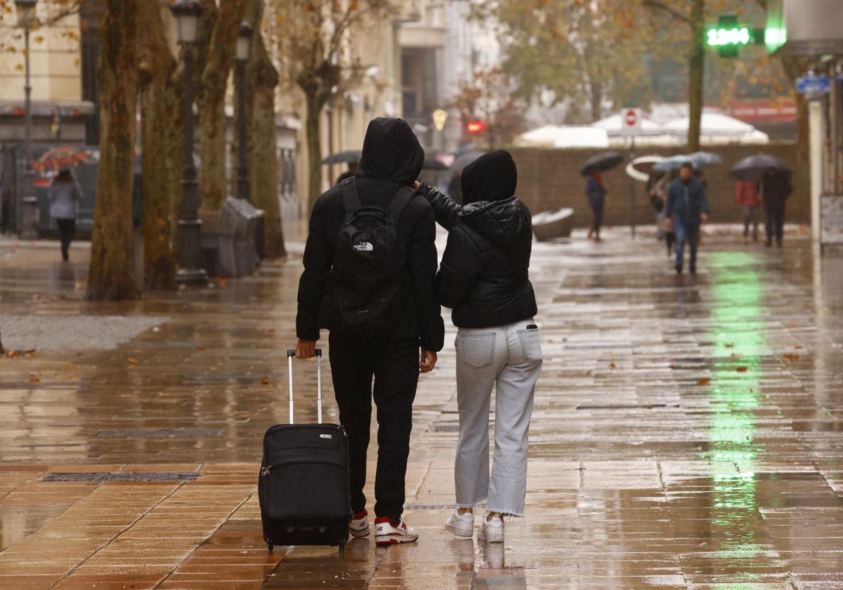 La lluvia ha hecho acto de presencia este viernes en Vitoria.