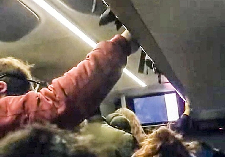 Imagen de los pasajeros de pie en el autobús.