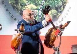 Ernesto Soriano, maestro cortador de Joselito, procede a abrir el jamón Vintage de 2006, con casi 19 años de curación, un ejemplar único valorado en 60.000 euros.