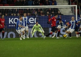 Sivera observa una jugada en la primera parte ante Osasuna.