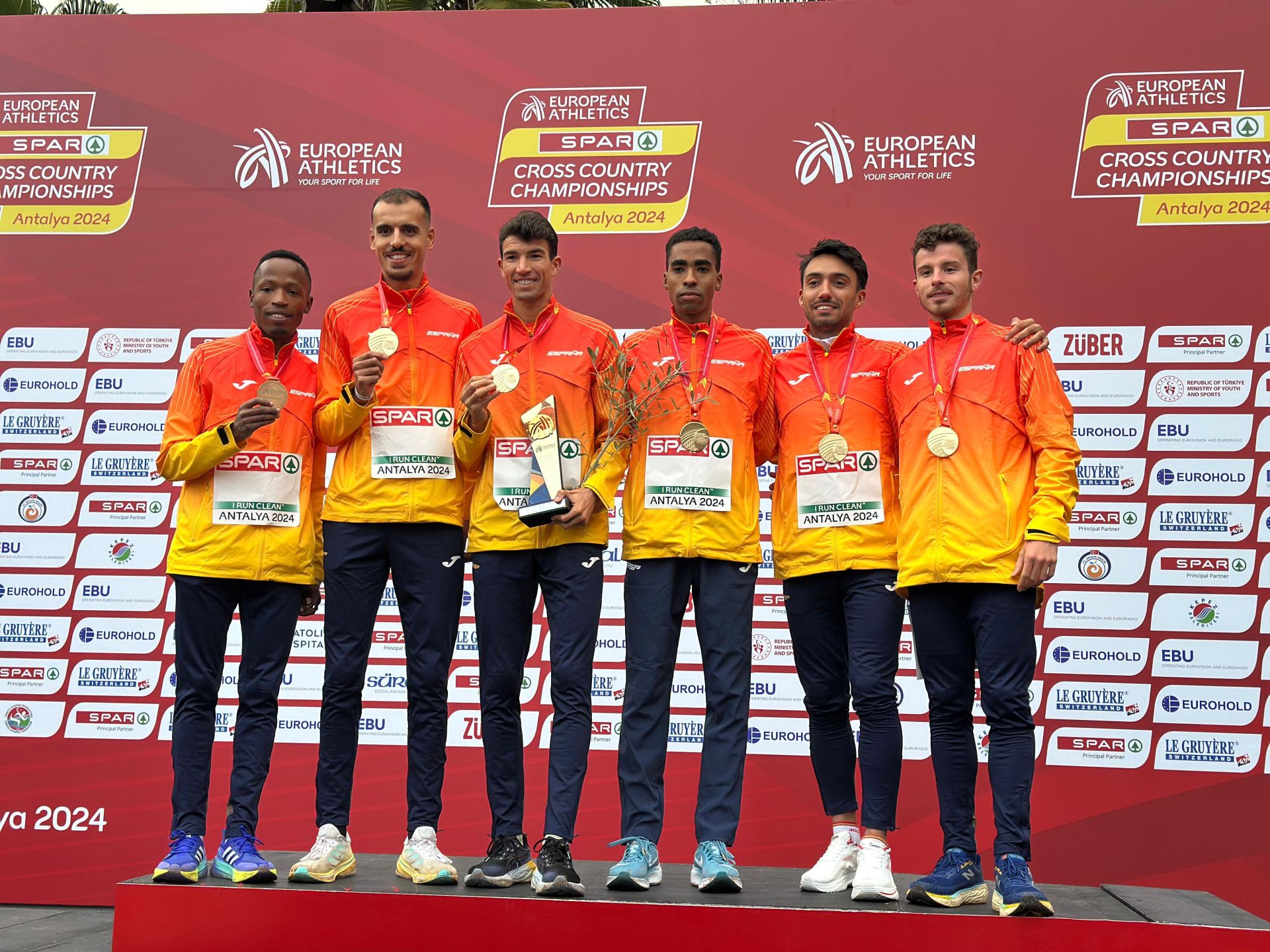 El equipo español, en lo más alto del podio masculino.