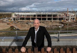 Bernd Krottmayer posa en una terraza de la planta, delante de la ampliación en obras de la fábrica.