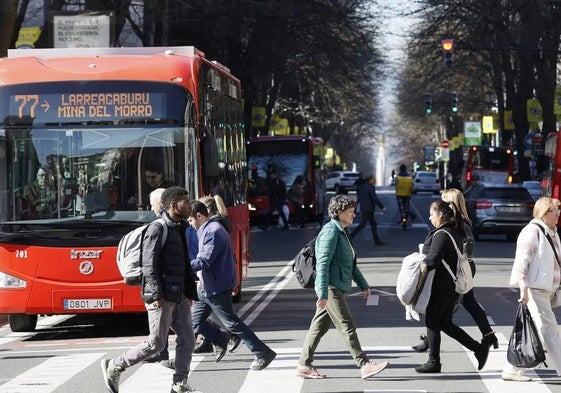 Varios bilbobuses circulan por la Gran Vía de Bilbao.