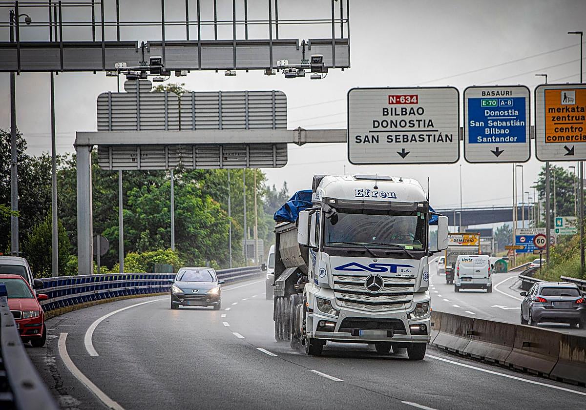 Vista de un camión circulando a la altura de Arrigorriaga, en Bizkaia.