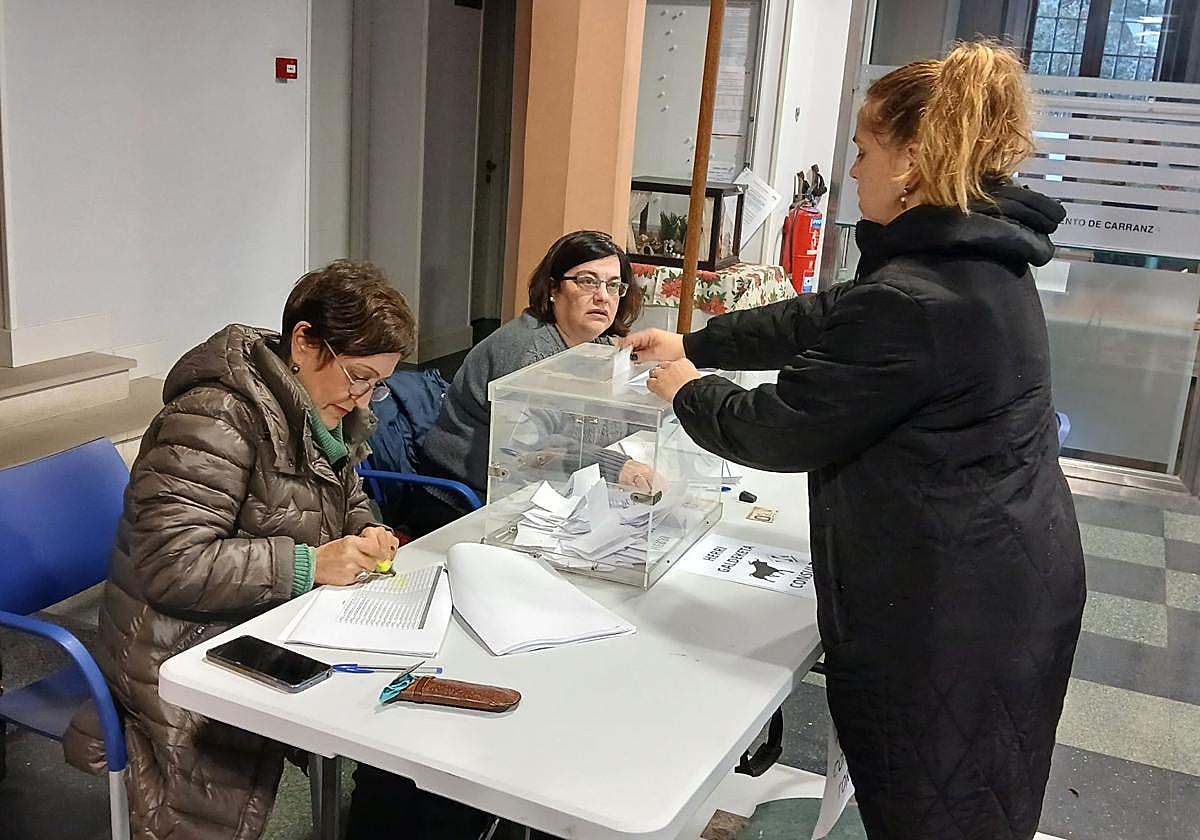 De las 2.750 personas que habitan en Carranza, 2.414 están llamadas a votar este domingo en el Ayuntamiento.