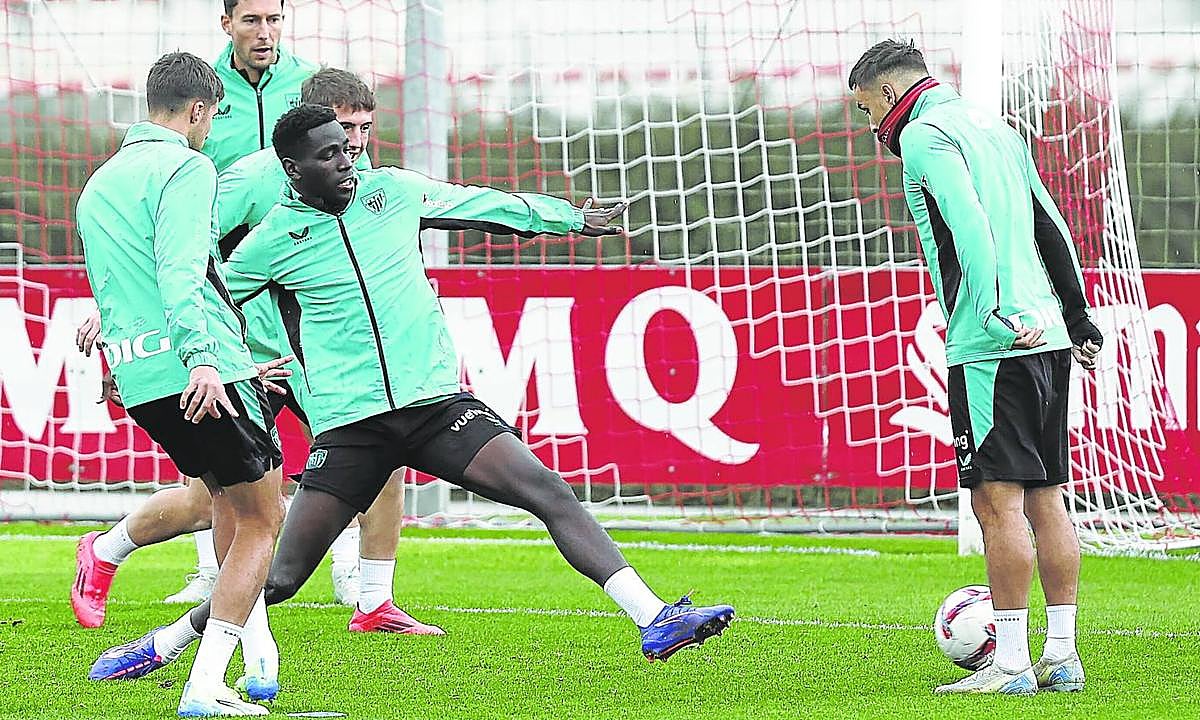 Jugadores del Athletic se entrenan en Lezama, donde ayer ultimaron los detalles del partido de esta tarde frente al Villarreal.
