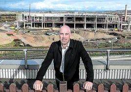 Krottmayer posa en una terraza, al pie de la estrella emblema de Mercedes que preside la planta de Vitoria, y delante de la ampliación en obras de la fábrica.