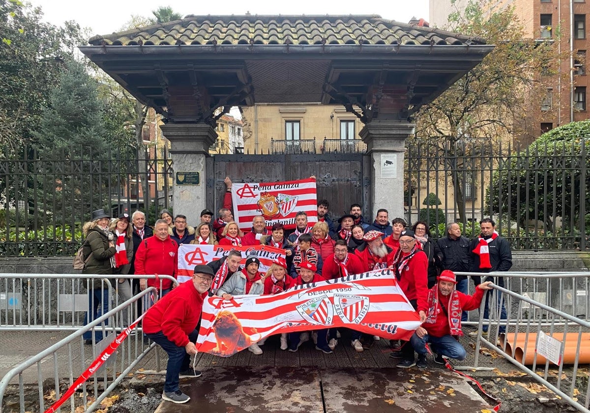 Los peñistas de Minglanilla en la mañana del domingo ante un Palacio de Ibaigane cerrado.