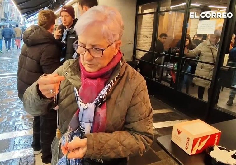 Teresa pronostica una victoria albiazul con su péndulo.