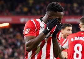 Williams besa el escudo del Athletic tras su gol.