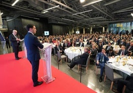 El lehendakari, Imanol Pradales, y el director de EL CORREO, José Miguel Santamaría, este lunes en el Foro.