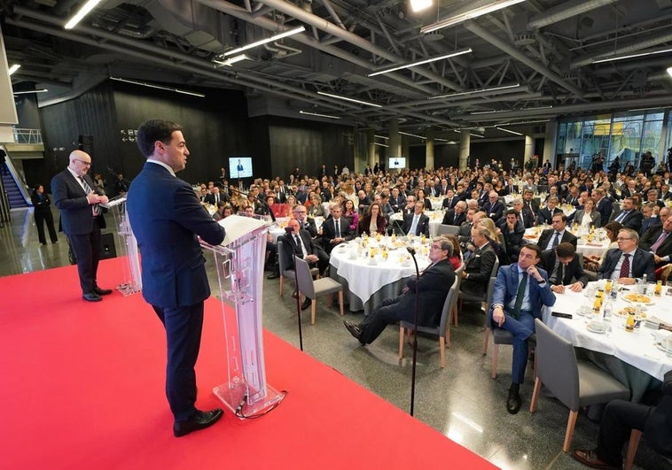 El lehendakari, Imanol Pradales, y el director de EL CORREO, José Miguel Santamaría, este lunes en el Foro.