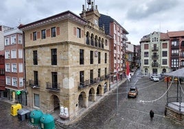 Imagen del recién renovado Ayuntamiento de Bermeo.