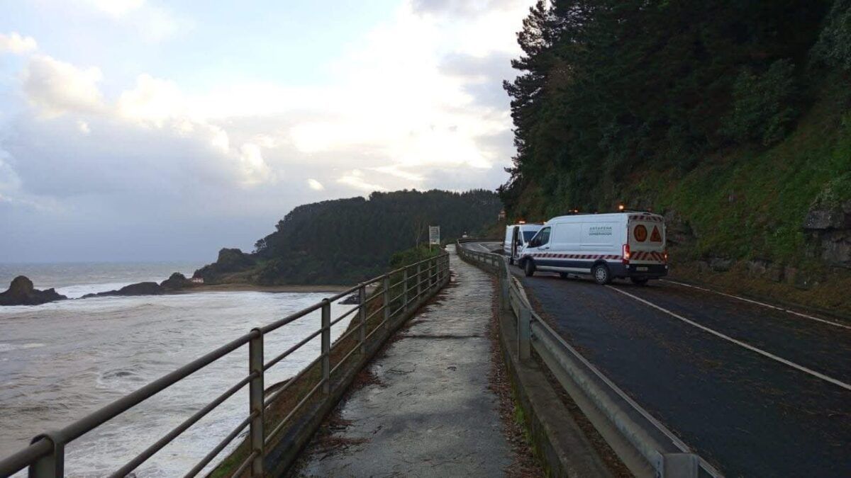 La brigada que ha acudido a la carretera ha requerido la presencia de los geólogos.