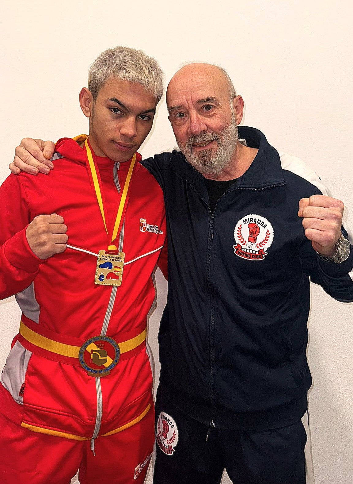 El púgil posa con el histórico entrenador mirandés.