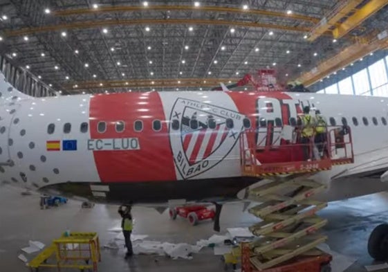 Así se personalizó el avión de Vueling con el que el Athletic volará a Estambul