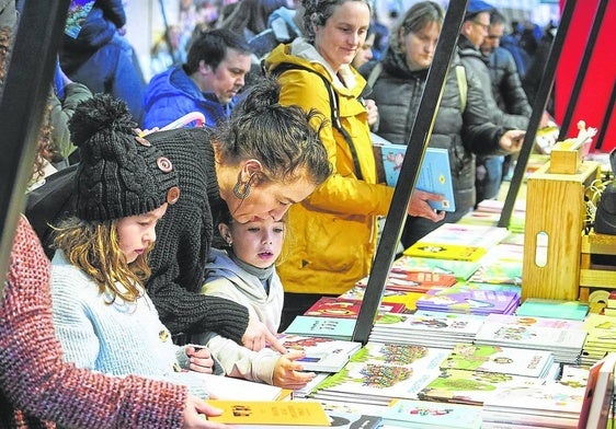 Los nuevos lectores disfrutaron en familia de la oferta de la Azoka.