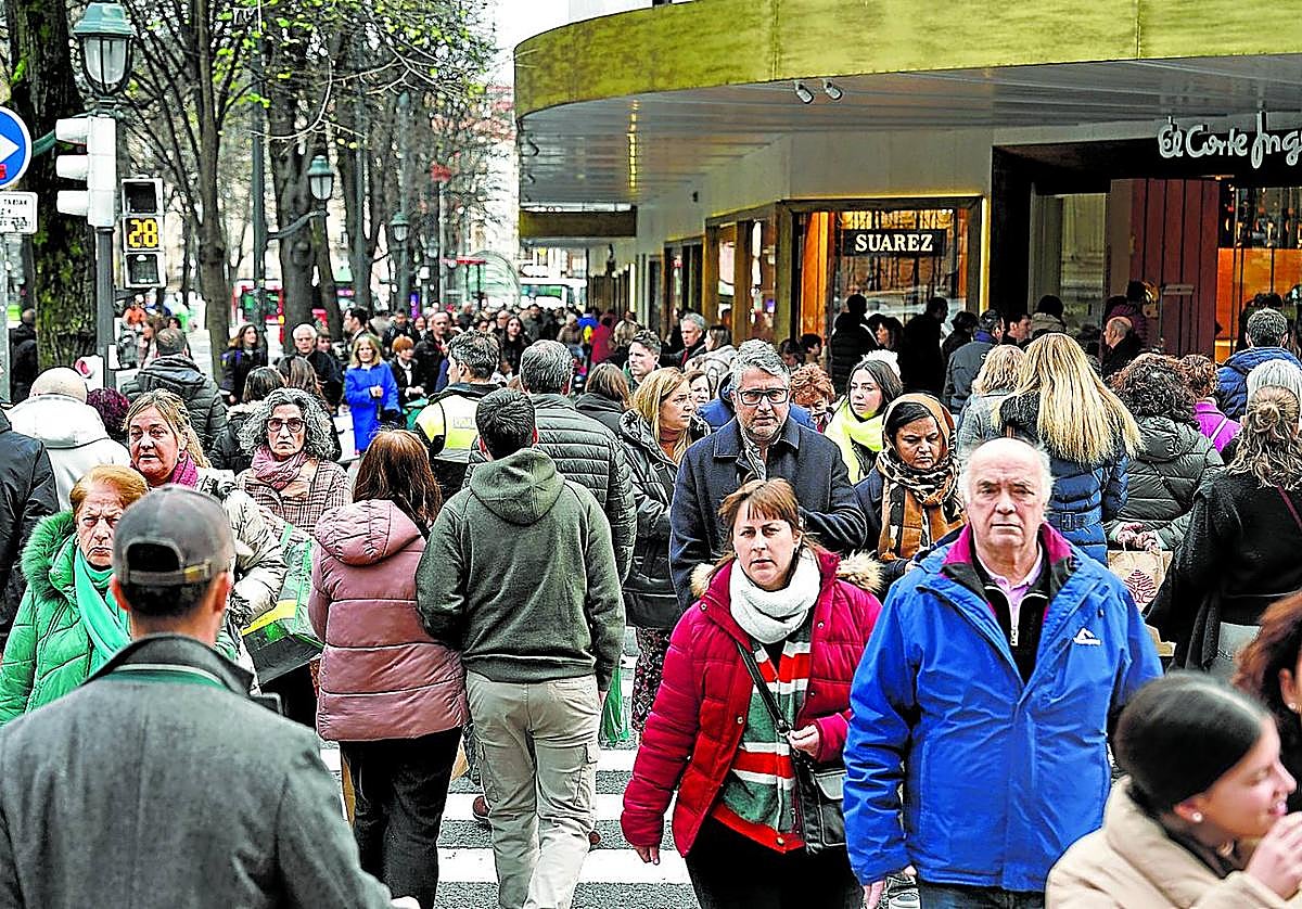 Las principales calles de las grandes ciudades se llenan en estas fechas para realizar las compras navideñas.