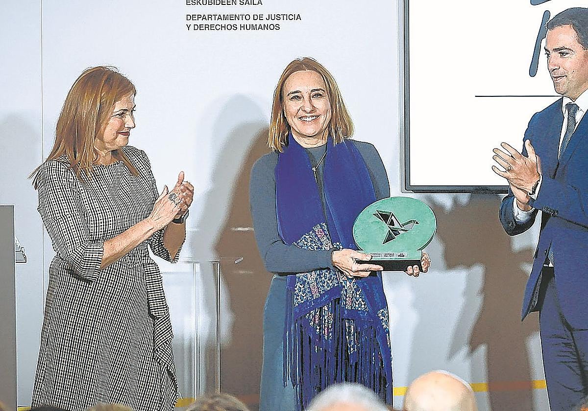 Marta Lorenzo (en el centro) recibe el galardón de la consejera de Justicia, María Jesús San José, y el lehendakari Imanol Pradales.