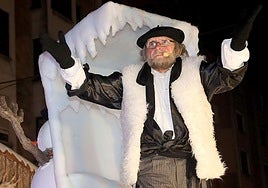 Olentzero saludando a los niños en plena cabalgata, antes de iniciar la recepción.