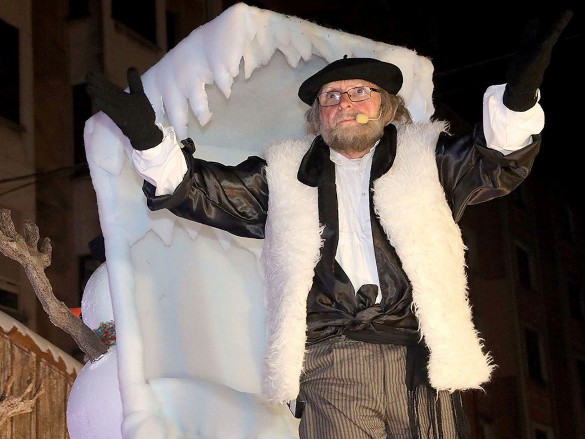 Olentzero saludando a los niños en plena cabalgata, antes de iniciar la recepción.