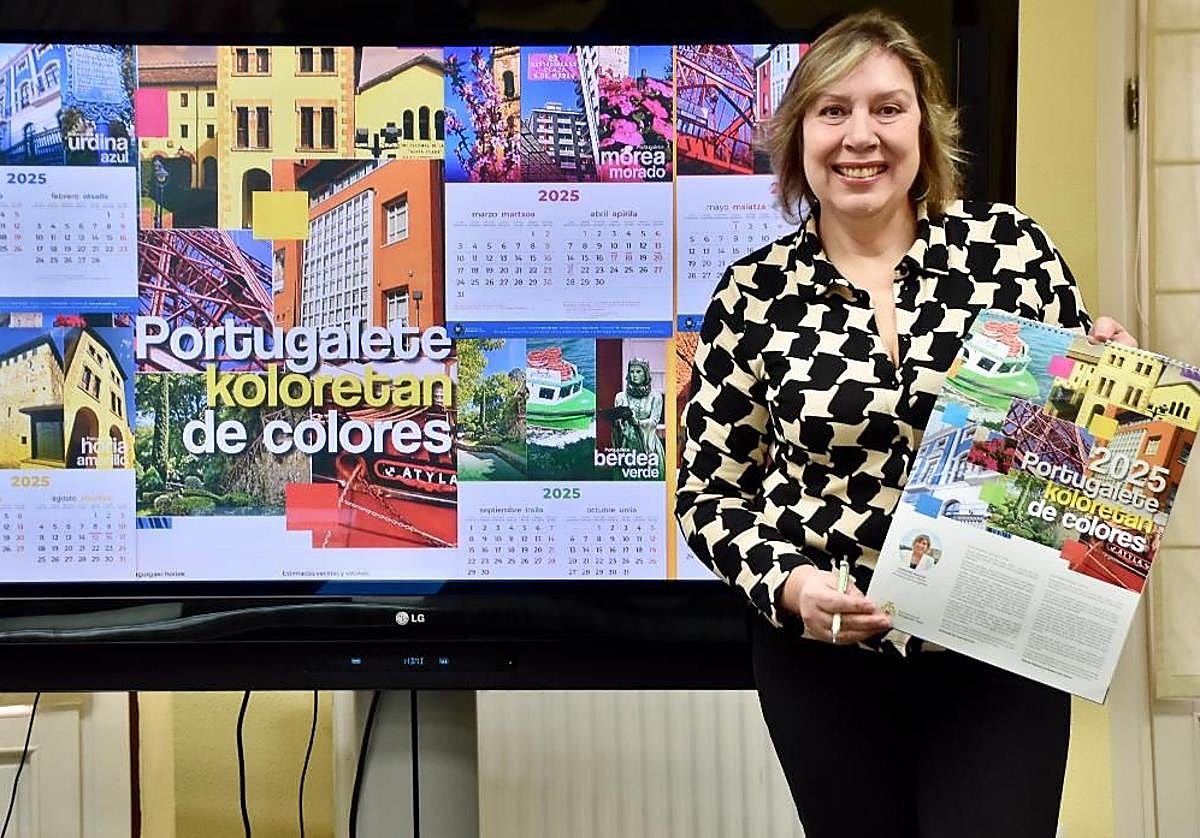 La alcaldesa, Marijose Blanco, muestra el nuevo almanaque.
