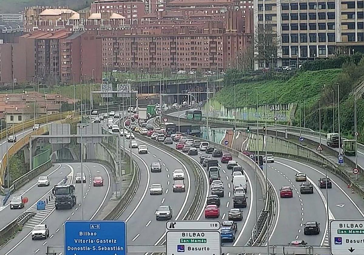 Dos accidentes en la A-8 provocan retenciones en Bilbao y Muskiz