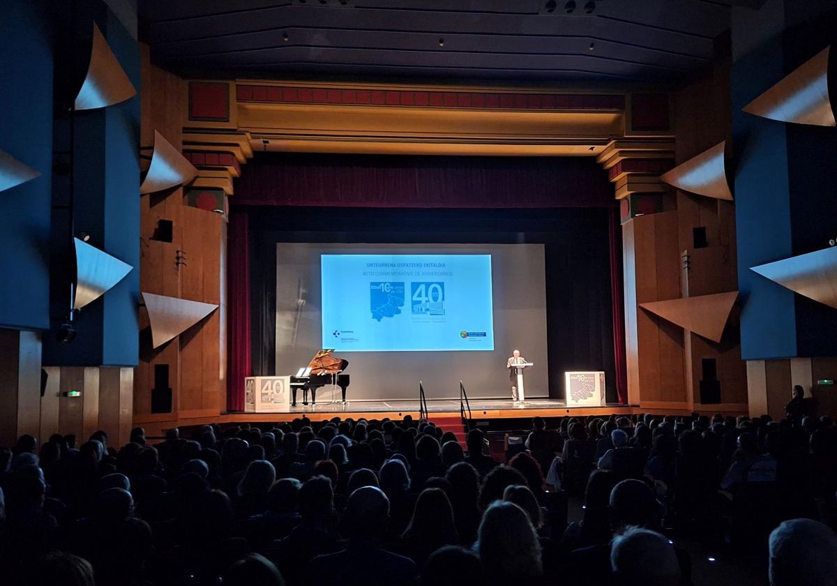 El director gerente de la OSI, Jon Guajardo, se dirige al abarrotado teatro durante el acto.