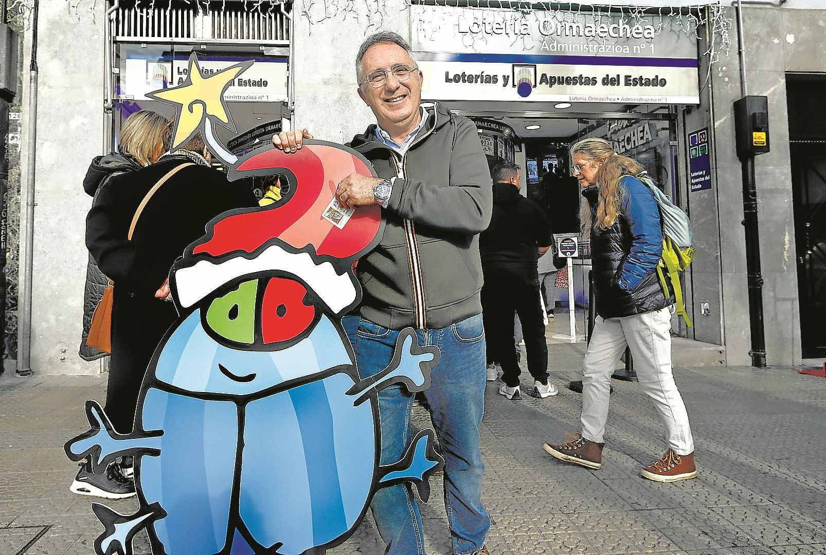 Sergio Etxebarria posa delante de su administración en pleno corazón de Indautxu.