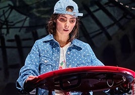 Las representaciones teatrales son siempre en euskera y abordan diferentes temas sociales relacionados con el alumnado como el bulling, miedos, redes sociales, relaciones entre hijos e hijas y progenitores, naturaleza, ocio.