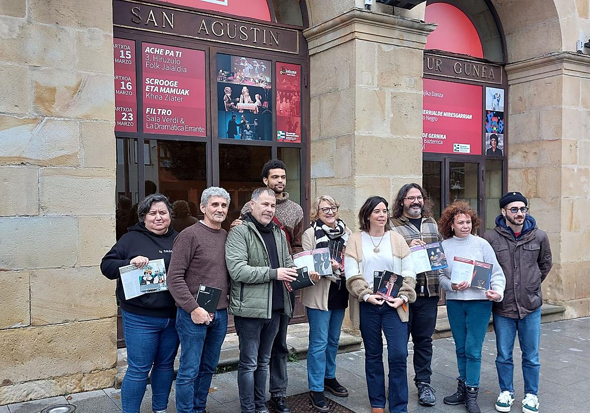 Los actores presentan sus trabajos junto con la autoridades municipales y teatrales.